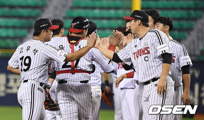 LG는 윌슨의 활약에 힘입어 롯데를 5-2로 제압했다.  반면 롯데는 지난달 29일 고척 키움전 이후 7연패 수렁에 빠졌다.승리를 거둔 LG 선수들이 기뻐하고 있다. /youngrae@osen.co.kr