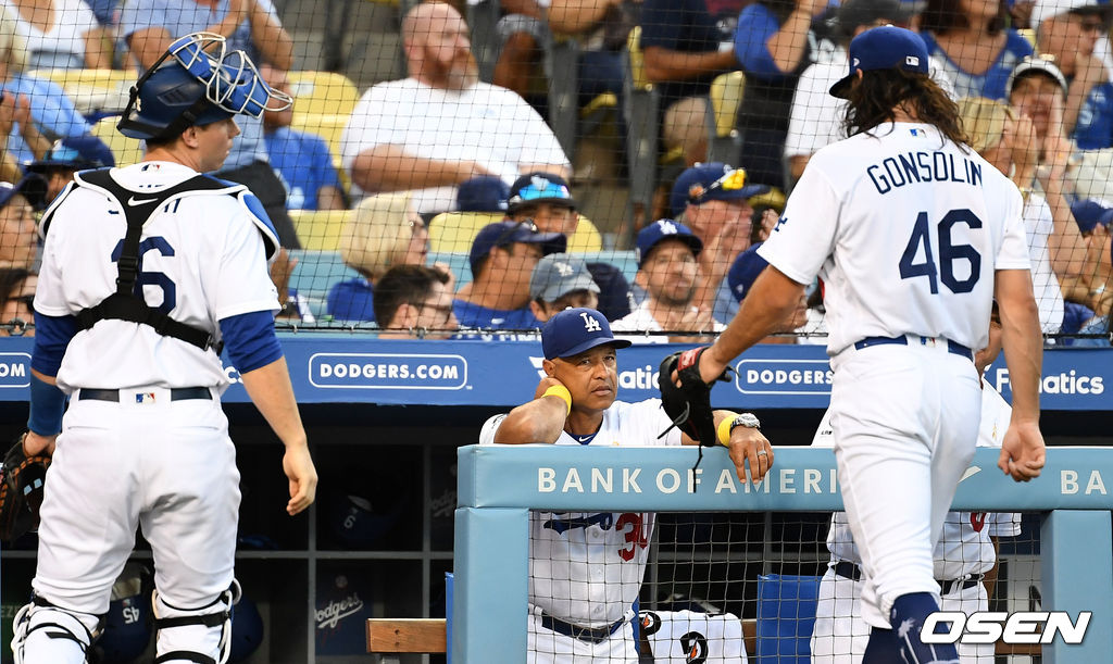 2회초 샌프란시스코 공격을 무실점으로 막은 다저스 선발 토니 곤솔린과 포수 윌 스미스가 더그아웃으로 향하고 있다. 이를 바라보는 다저스 로버츠 감독. /dreamer@osen.co.kr