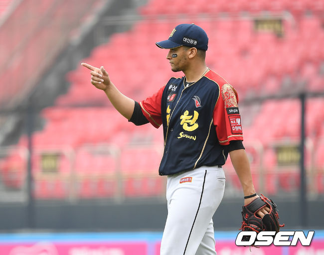 8일 오후 수원 KT위즈파크에서 '2019 신한은행 MY CAR KBO리그' KT위즈와 SK 와이번스의 경기가 열렸다.4회초 무사 1루 KT 쿠에바스가 SK 정의윤의 내야 땅볼때 병살 플레이를 만들어낸 키스톤 콤비에게 사인을 보내고 있다. / youngrae@osen.co.kr