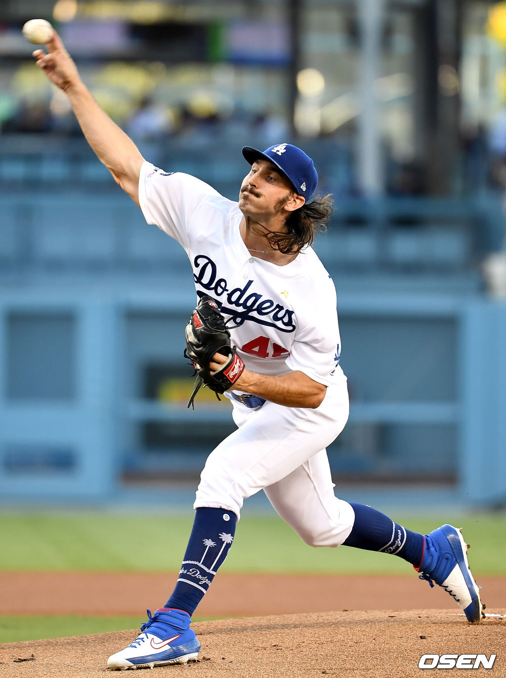 다저스 선발 토니 곤솔린이 힘차게 공을 뿌리고 있다. /dreamer@osen.co.kr