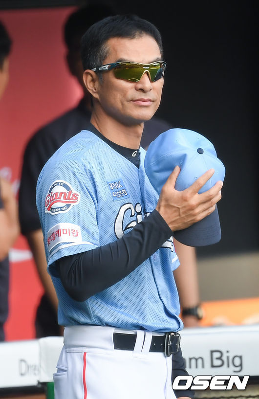 경기에 앞서 롯데 공필성 감독대행이 두산 코칭스태프를 향해 인사를 하고있다. /  soul1014@osen.co.kr