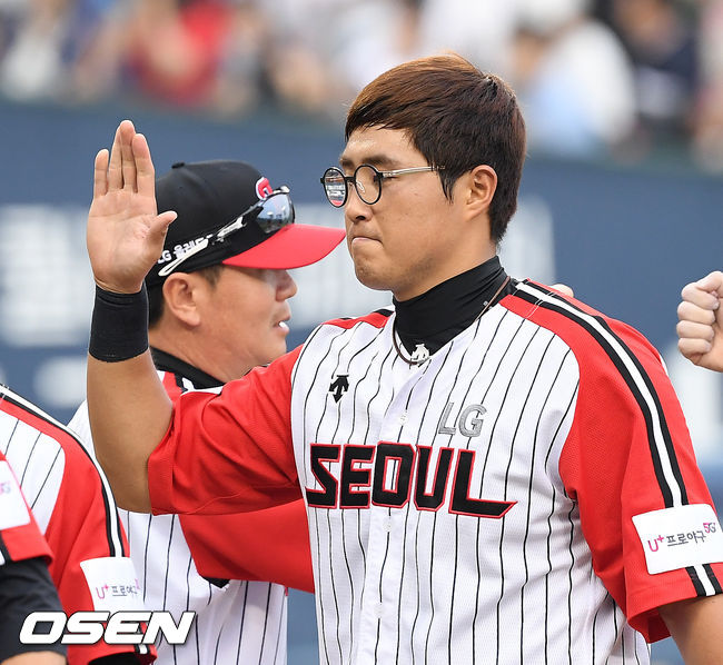 8일 오후 서울 잠실야구장에서 ‘2019년 신한은행 마이카 KBO리그’ LG 트윈스와 두산 베어스의 경기가 열렸다.이 날 경기에서 LG가 두산에 2-1로 승리하며 두산전 4연패에서 벗어났다. 또한 3연승 행진과 함께 시즌 70승(56패) 째를 거뒀다. 두산은 2연패. 시즌 전적은 77승 50패가 됐다. 경기를 마치고 LG 채은성이 코치진들과 하이파이브를 하고 있다./rumi@osen.co.kr