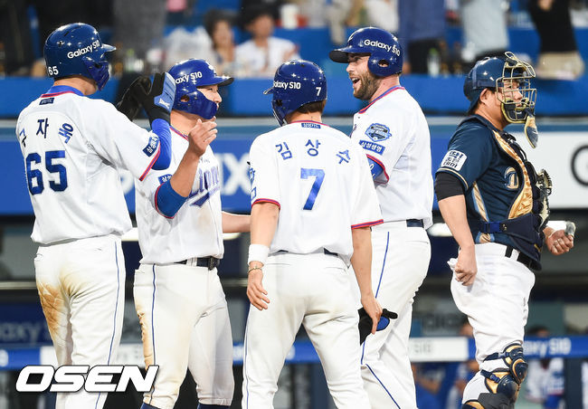 동료들의 축하를 받고 있는 다린 러프 /soul1014@osen.co.kr