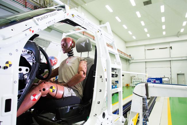 현대모비스가 차량 충돌 상황을 재현하는 슬레드 시험을 통해 에어백의 성능을 시험하고 있다. /현대모비스 제공. 