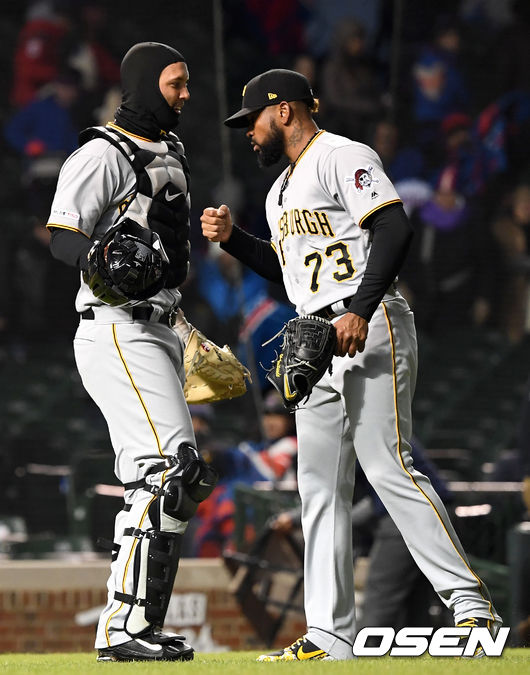 경기를 마무리지은 투수 펠리페 바스케스(오른쪽)와 포수 제이콥 스톨링스가 인사를 나누고 있다. /dreamer@osen.co.kr