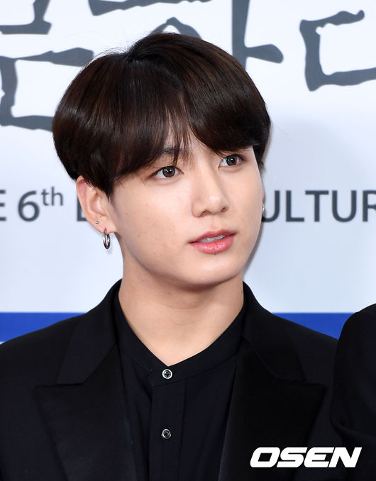 26일 오후 서울 종로구 세종문화회관 대극장에서 ‘제6회 이데일리 문화대상’ 포토월 행사가 진행됐다.그룹 방탄소년단 정국이 포토타임을 갖고 있다./sunday@osen.co.kr