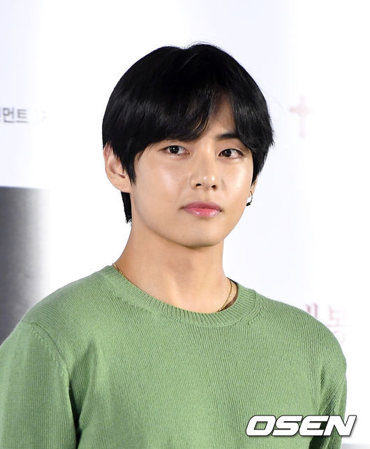 방탄소년단 뷔가 포토타임을 갖고 있다. /sunday@osen.co.kr