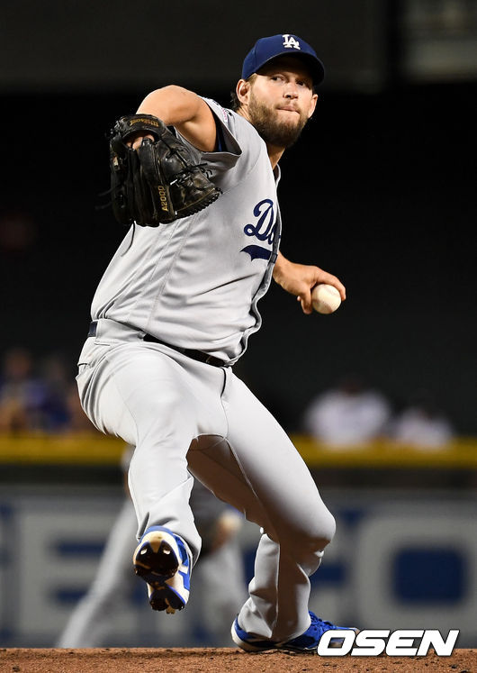 다저스 선발 클레이튼 커쇼가 힘차게 공을 뿌리고 있다. /dreamer@osen.co.kr