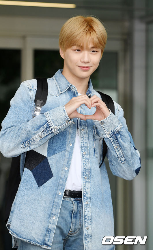 강다니엘이 공항 출국장 앞 횡단보도를 건너고 있다. /rumi@osen.co.kr