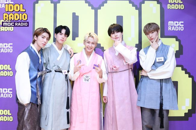[사진=MBC 제공] '아이돌 라디오'에 출연한 아스트로 윤산하, SF9 휘영, 더보이즈 영훈, CIX 현석이 DJ 정일훈과 함께 추석 소원을 빌었다.