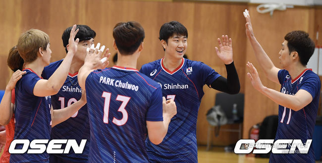 남자 배구 대표팀 선수들이 훈련을 하고 있다. /youngrae@osen.co.kr