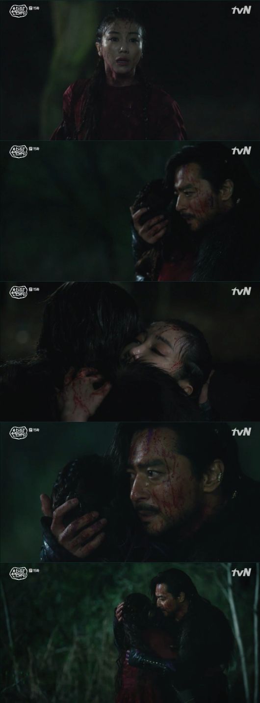 [사진=tvN 방송화면] '아스달 연대기' 15회에서 가까스로 재회한 장동건과 김옥빈.