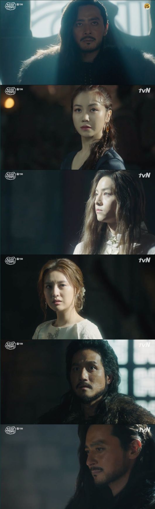 [사진=tvN 방송화면] '아스달 연대기' 15회에서 타곤이 폐허의 왕을 되새기는 모습.