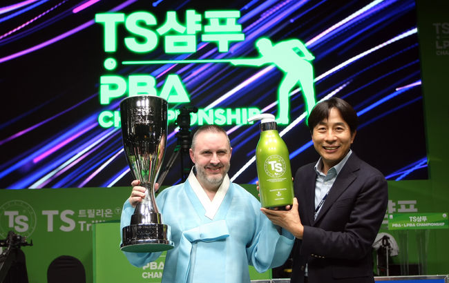 [사진]TS트릴리온 장기영 대표와 쿠드롱 /PBA제공