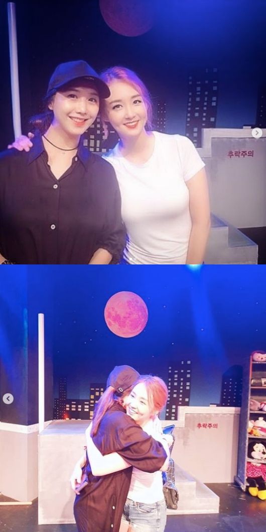 [사진=이지애, 오정연 SNS] 이지애와 오정연이 나란히 공개한 연극 관람 후기 인증 사진들.