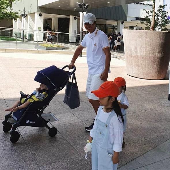 [사진=윤상현 SNS] 배우 윤상현이 공개한 가족들과의 일상 사진.