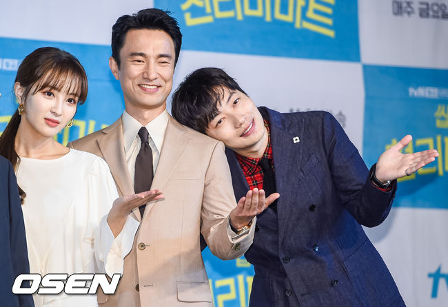 이동휘가 김병철 어깨 기대어 포즈를 취하고 있다. / soul1014@osen.co.kr