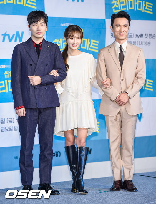 16일 서울 마포구 서울가든호텔에서 tvN 새 금요드라마 ‘쌉니다 천리마마트’(감독 백승룡) 제작발표회가 진행됐다.배우 김병철과 이동휘, 정혜성이 출연하는 드라마 '쌉니다 천리마마트'는 DM그룹의 공식 유배지이자 재래 상권에도 밀리는 저품격 무사태평 천리마마트를 기사회생시키려는 엘리트 점장과 마트를 말아먹으려는 휴먼 불도저 사장이 만들어내는 사생결단 코믹 뺨타지 드라마다. 오는 9월 20일 금요일 밤 11시 tvN에서 첫 방송된다.이동휘와 정혜성, 김병철이 포즈를 취하고 있다. / soul1014@osen.co.kr