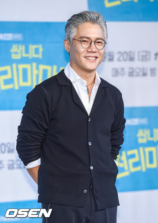 16일 서울 마포구 서울가든호텔에서 tvN 새 금요드라마 ‘쌉니다 천리마마트’(감독 백승룡) 제작발표회가 진행됐다.배우 김병철과 이동휘, 정혜성이 출연하는 드라마 '쌉니다 천리마마트'는 DM그룹의 공식 유배지이자 재래 상권에도 밀리는 저품격 무사태평 천리마마트를 기사회생시키려는 엘리트 점장과 마트를 말아먹으려는 휴먼 불도저 사장이 만들어내는 사생결단 코믹 뺨타지 드라마다. 오는 9월 20일 금요일 밤 11시 tvN에서 첫 방송된다.박호산이 포즈를 취하고 있다. / soul1014@osen.co.kr