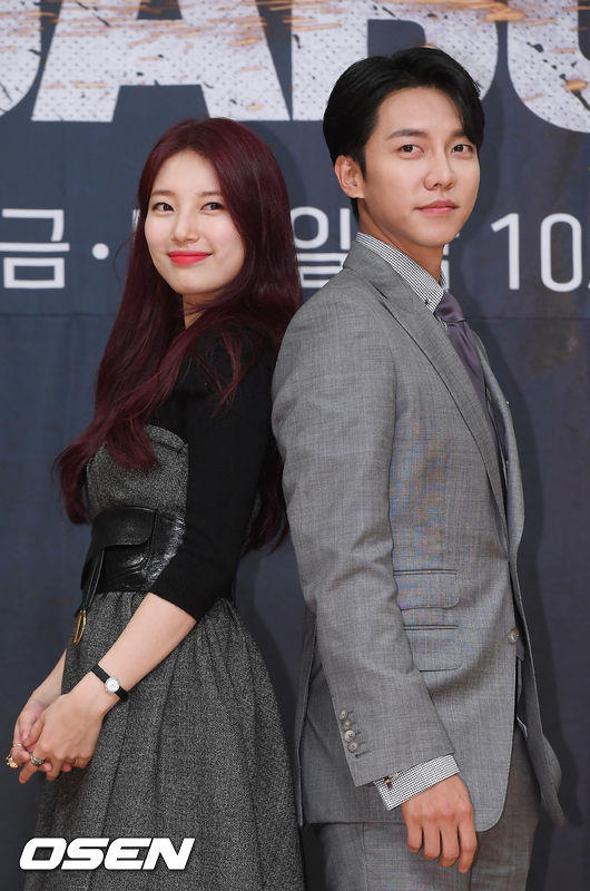 배수지와 이승기가 무대 위에서 포토타임을 갖고 있다./ rumi@osen.co.kr