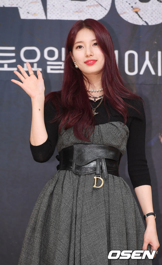 배수지가 무대 위에서 포토타임을 갖고 있다./ rumi@osen.co.kr