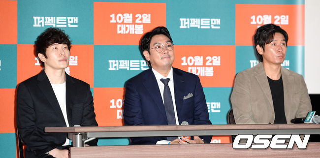 영화 '퍼펙트맨’ 언론시사회가 16일 오후 서울 메가박스 동대문에서 열렸다.  ‘퍼펙트맨’은 까칠한 로펌 대표 ‘장수’(설경구)와 철없는 꼴통 건달 ‘영기’(조진웅)가 사망보험금을 걸고 벌이는 인생 반전 코미디. 오는 10월초 개봉.  용수 감독과 배우 조진웅, 설경구가 취재진의 질문을 듣고 있다. /sunday@osen.co.kr