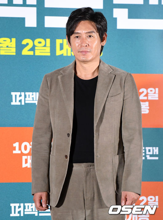영화 '퍼펙트맨’ 언론시사회가 16일 오후 서울 메가박스 동대문에서 열렸다.  ‘퍼펙트맨’은 까칠한 로펌 대표 ‘장수’(설경구)와 철없는 꼴통 건달 ‘영기’(조진웅)가 사망보험금을 걸고 벌이는 인생 반전 코미디. 오는 10월초 개봉.  배우 설경구가 포토타임을 갖고 있다. /sunday@osen.co.kr