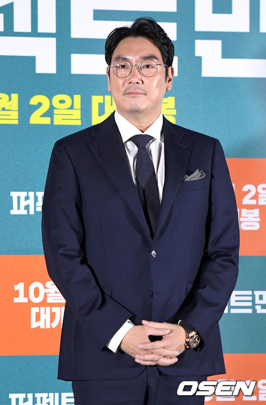 영화 '퍼펙트맨’ 언론시사회가 16일 오후 서울 메가박스 동대문에서 열렸다.  ‘퍼펙트맨’은 까칠한 로펌 대표 ‘장수’(설경구)와 철없는 꼴통 건달 ‘영기’(조진웅)가 사망보험금을 걸고 벌이는 인생 반전 코미디. 오는 10월초 개봉. 배우 조진웅이 포토타임을 갖고 있다. /sunday@osen.co.kr