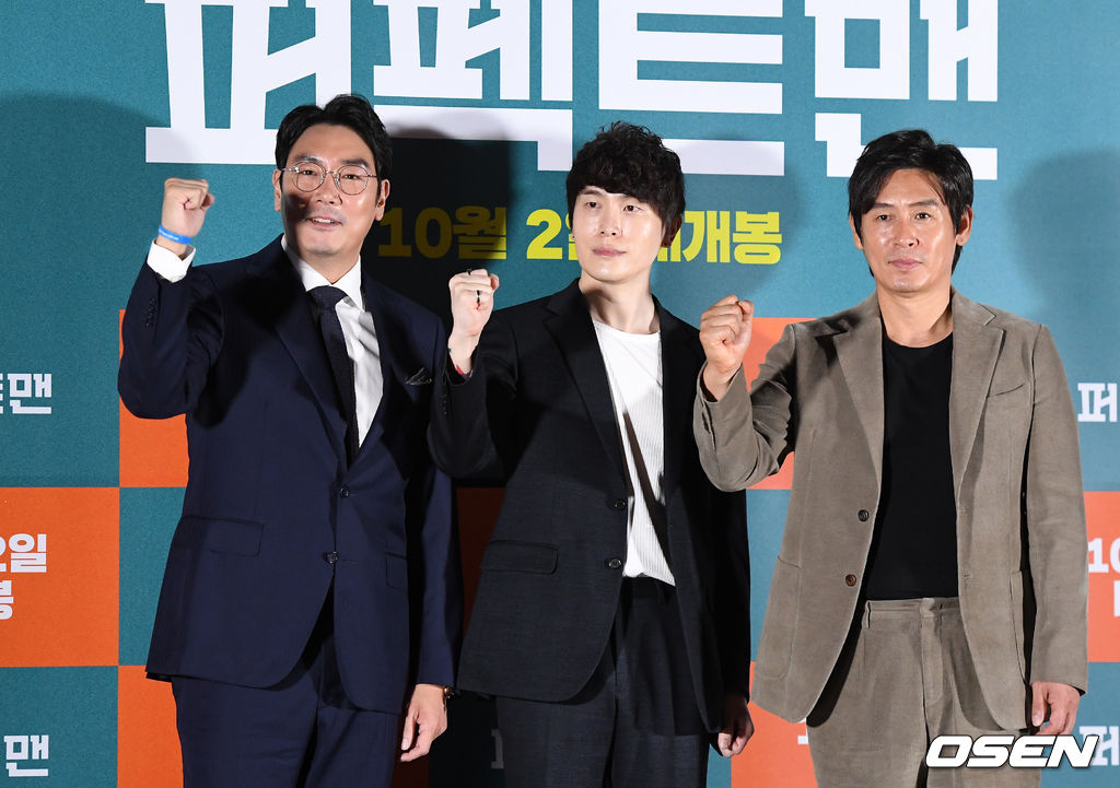 영화 '퍼펙트맨’ 언론시사회가 16일 오후 서울 메가박스 동대문에서 열렸다.  ‘퍼펙트맨’은 까칠한 로펌 대표 ‘장수’(설경구)와 철없는 꼴통 건달 ‘영기’(조진웅)가 사망보험금을 걸고 벌이는 인생 반전 코미디. 오는 10월초 개봉. 배우 조진웅, 감독 용수, 배우 설경구가 포토타임을 갖고 있다. /sunday@osen.co.kr