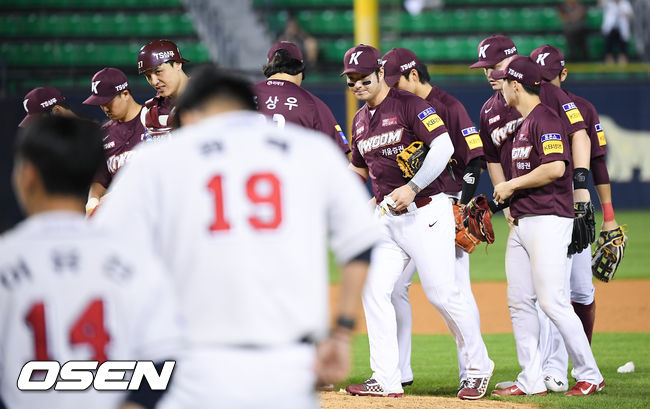 키움 히어로즈가 두산 베어와의 상대전적에서 3년 만에 우위를 지켰다. 경기종료 후 키움 선수들이 승리의 기쁨을 나누고 있다.  / soul1014@osen.co.kr