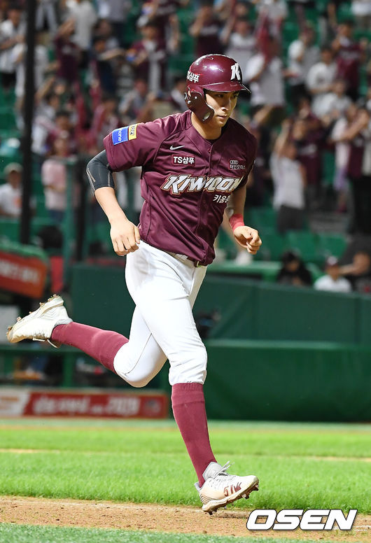 11일 오후 인천 SK행복드림구장에서 열리는 ’2019 신한은행 MY CAR KBO리그' SK 와이번스와 키움 히어로즈의 경기에 앞서 양팀 훈련 시간이 진행됐다.7회초 2사 키움 이정후가 볼넷으로 출루하고 있다. / youngrae@osen.co.kr