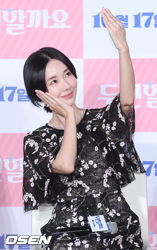 17일 오전 서울 광진구 자양동 건대입구 롯데시네마서 영화 ‘두번할까요’ 제작보고회가 진행됐다.  배우 이정현이 셀카 포즈를 취하고 있다./ rumi@osen.co.kr