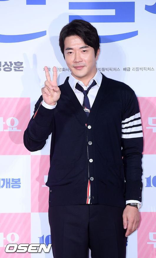 17일 오전 서울 광진구 자양동 건대입구 롯데시네마서 영화 ‘두번할까요’ 제작보고회가 진행됐다.  배우 권상우가 무대 위에서 포토타임을 갖고 있다./ rumi@osen.co.kr