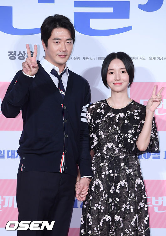 17일 오전 서울 광진구 자양동 건대입구 롯데시네마서 영화 ‘두번할까요’ 제작보고회가 진행됐다. 배우 권상우, 이정현이 무대 위에서 포토타임을 갖고 있다./ rumi@osen.co.kr