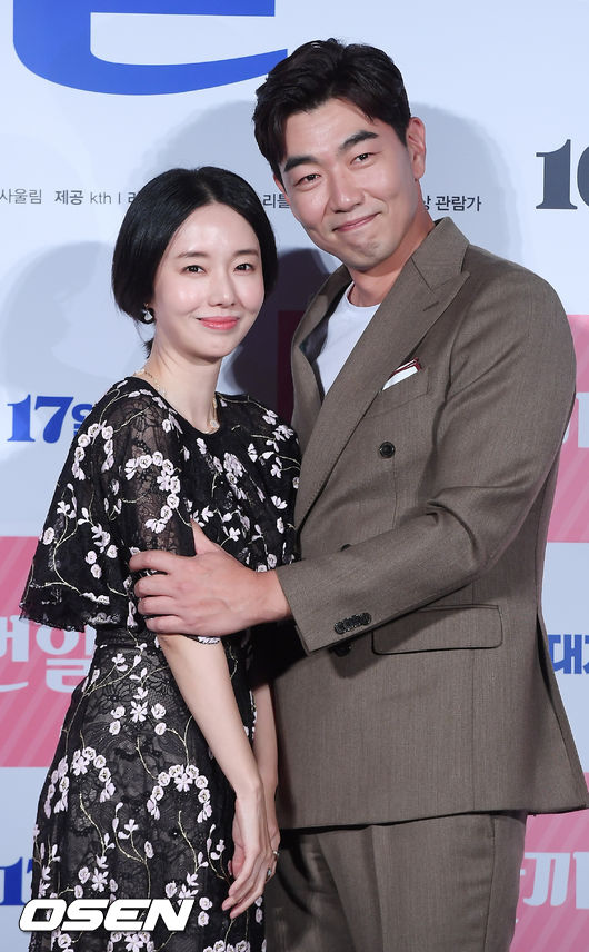 17일 오전 서울 광진구 자양동 건대입구 롯데시네마서 영화 ‘두번할까요’ 제작보고회가 진행됐다. 배우 이종혁, 이정현이 무대 위에서 포토타임을 갖고 있다./ rumi@osen.co.kr