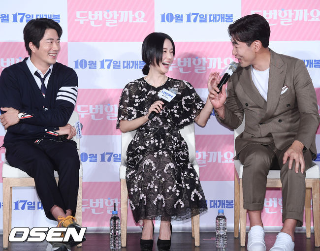 17일 오전 서울 광진구 자양동 건대입구 롯데시네마서 영화 ‘두번할까요’ 제작보고회가 진행됐다. 배우 권상우, 이정현, 이종혁이 기자회견중 환하게 미소짓고 있다./ rumi@osen.co.kr