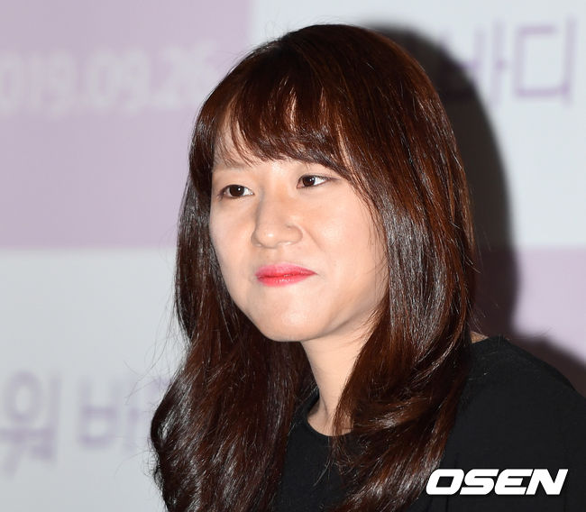 17일 오후 서울 CGV 용산아이파크몰에서 영화 '아워바디'(감독 한가람) 언론시사회가 열렸다.한가람 감독이 취재진의 질문을 듣고 있다. /sunday@osen.co.kr