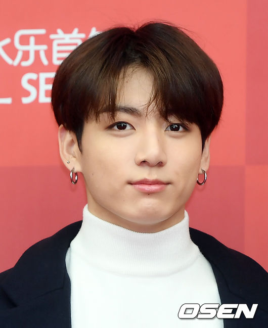 방탄소년단 정국이 6일 오후 서울 고척스카이돔에서 열린 제33회 골든디스크어워즈 시상식 레드카펫 행사에 참석해 포토타임을 하고 있다. /rumi@osen.co.kr