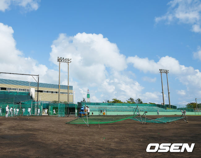지난 2월 일본 오키나와 이시카와 야구장에서 LG 트윈스 선수들이 비가 그친 후 오후 훈련을 하고 있다./rumi@osen.co.kr