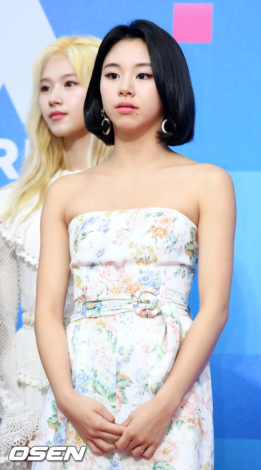 레드카펫 행사에 트와이스 채영이 입장하며 포즈를 취하고 있다./rumi@osen.co.kr