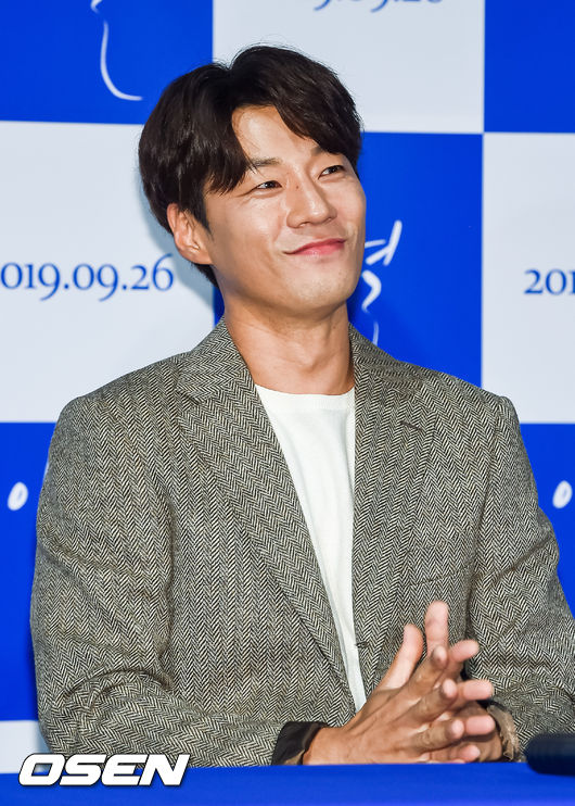 17일 오후 서울 한강로동 용산 CGV에서 영화 '애월'(감독 박철우) 언론시사회가 진행됐다.  영화 '애월'은 힘들고 지친 일상을 벗어나 제주도 애월을 찾아온 ‘철이’와 죽은 연인에 대한 그리움을 잊지 못하고 애월에 남아있는 ‘소월’ 사이에서 벌어지는 소소하지만 특별한 일상을 담은 멜로 드라마 영화. 이천희가 미소 짓고 있다. / soul1014@osen.co.kr