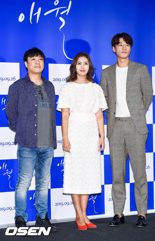 17일 오후 서울 한강로동 용산 CGV에서 영화 '애월'(감독 박철우) 언론시사회가 진행됐다.  영화 '애월'은 힘들고 지친 일상을 벗어나 제주도 애월을 찾아온 ‘철이’와 죽은 연인에 대한 그리움을 잊지 못하고 애월에 남아있는 ‘소월’ 사이에서 벌어지는 소소하지만 특별한 일상을 담은 멜로 드라마 영화. 감독 박철우, 배우 김혜나와 이천희가 포즈를 취하고 있다. / soul1014@osen.co.kr