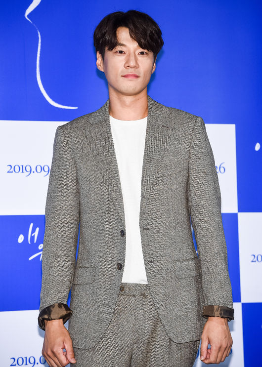 17일 오후 서울 한강로동 용산 CGV에서 영화 '애월'(감독 박철우) 언론시사회가 진행됐다.  영화 '애월'은 힘들고 지친 일상을 벗어나 제주도 애월을 찾아온 ‘철이’와 죽은 연인에 대한 그리움을 잊지 못하고 애월에 남아있는 ‘소월’ 사이에서 벌어지는 소소하지만 특별한 일상을 담은 멜로 드라마 영화. 이천희가 포즈를 취하고 있다. / soul1014@osen.co.kr