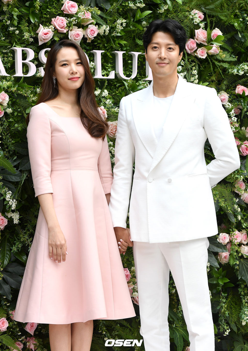 배우 조윤희-이동건 부부가 20일 오후 서울 통의동 아름지기에서 열린 ‘랑콤 압솔뤼 컬렉션’ 론칭 행사에 참석해 포토타임을 하고 있다. /dreamer@osen.co.kr