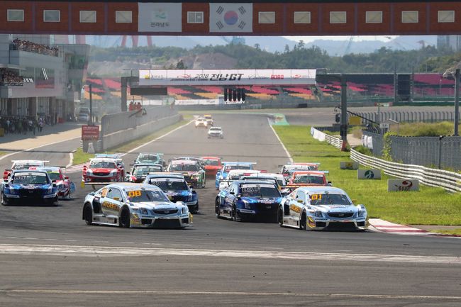 지난해 코리아인터내셔널서킷에서 열린 전남GT 슈퍼 6000 클래스의 결승전 장면.