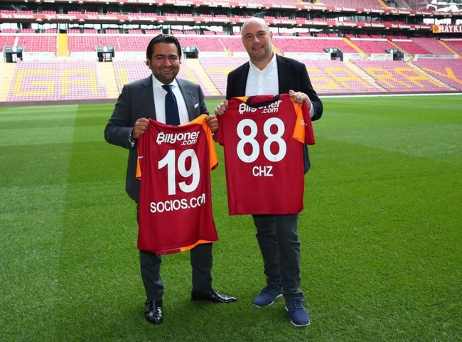 [사진]도루칸 아카르 갈라타사라이 이사(왼쪽)와 알렉산더 드레이퍼스 소시오스닷컴 CEO 겸 창립자가 기념 촬영을 하고 있다. /칠리즈 제공