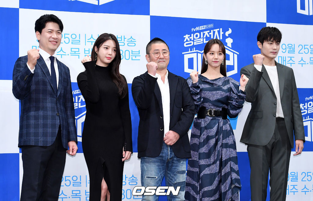 배우 김상경, 엄현경, 한동화 감독, 이혜리, 차서원이 포토타임을 하고 있다. /jpnews@osen.co.kr