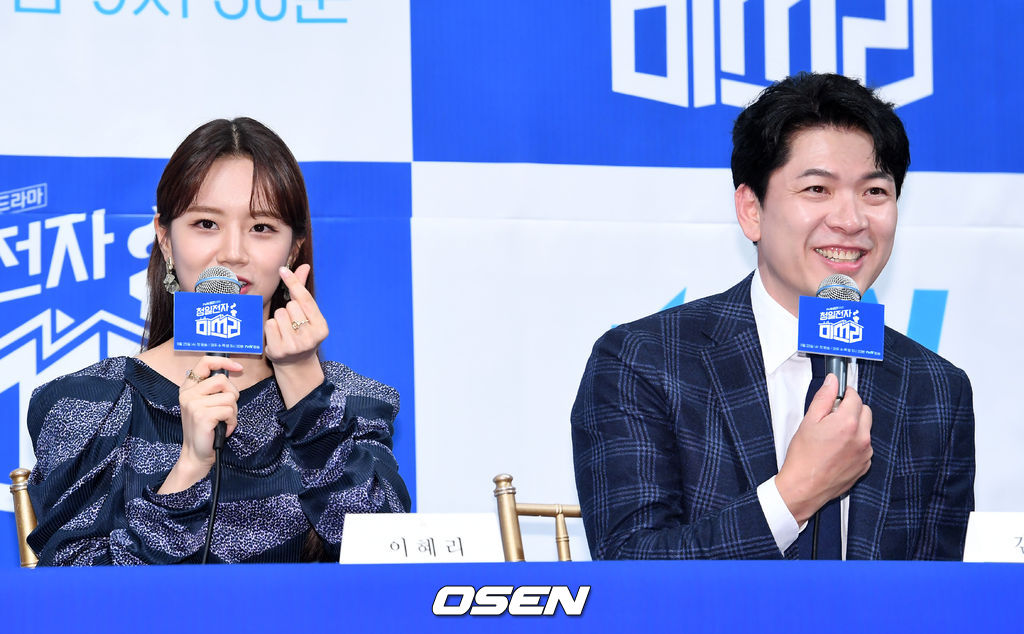 배우 이혜리, 김상경이 간담회를 하며 미소짓고 있다. /jpnews@osen.co.kr