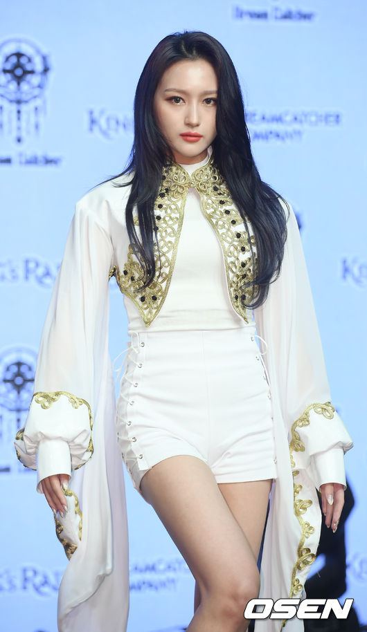 18일 오후 서울 강남구 청담동 일지아트홀에서 걸그룹 드림캐쳐 스페셜 미니앨범 'Raid of Dream' 발매 쇼케이스가 열렸다.드림캐쳐 시연이 무대 위에서 포즈를 취하고 있다./rumi@osen.co.kr