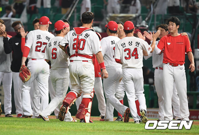 SK는 7일 인천 SK행복드림구장에서 열린 KT 위즈와의 홈경기에서 5-2로 승리했다. 이날 승리로 SK는 2연패에서 벗어나면서 가장 먼저 시즌 70승을 달성했다.70승 고지에 오른 SK 선수단이 하이파이브를 하고 있다. /youngrae@osen.co.kr